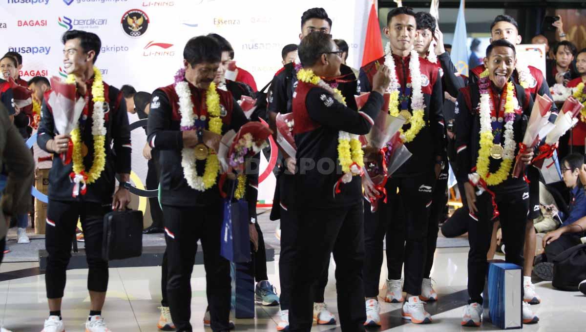 Acara penyambutan kepulangan Timnas Indonesia U-22 yang berhasil meraih medali emas SEA Games 2023 yang dihadiri Waketum PSSI Zainudin Amali, Exco PSSI serta ratusan suporter di Terminal 3 Bandara Soekarno-Hatta, Kamis (18/05/23).