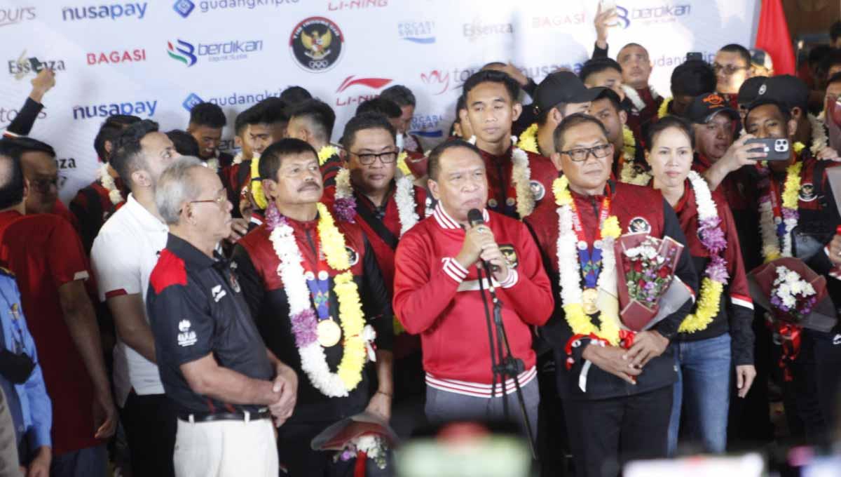 Acara penyambutan kepulangan Timnas Indonesia U-22 yang berhasil meraih medali emas SEA Games 2023 yang dihadiri Waketum PSSI Zainudin Amali, Exco PSSI serta ratusan suporter di Terminal 3 Bandara Soekarno-Hatta, Kamis (18/05/23).