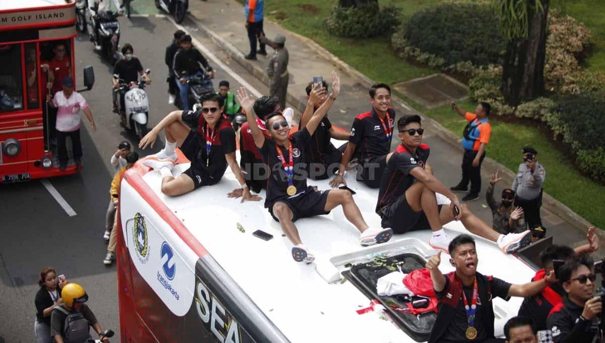 Sejumlah supporter bersiap menyambut rombongan Timnas Indonesia U-22 di spot akhir arak-arakan, VIP Barat Stadion Utama GBK, Jakarta, Jumat (19/05/23).