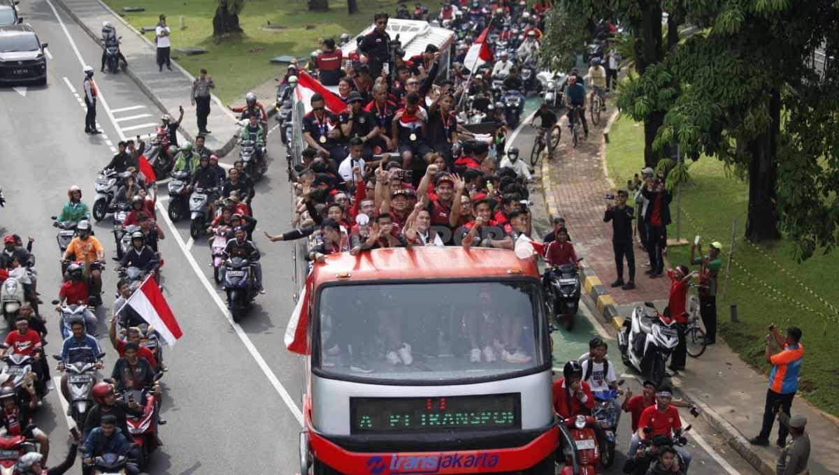 Sejumlah supporter bersiap menyambut rombongan Timnas Indonesia U-22 di spot akhir arak-arakan, VIP Barat Stadion Utama GBK, Jakarta, Jumat (19/05/23).