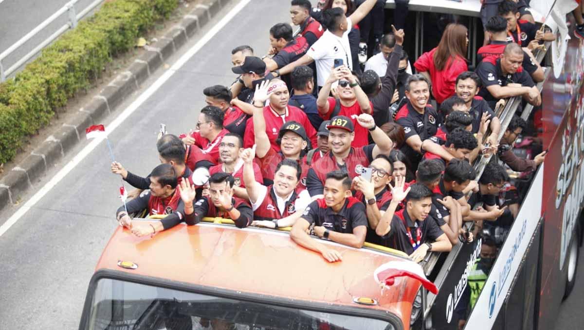 Sejumlah supporter bersiap menyambut rombongan Timnas Indonesia U-22 di spot akhir arak-arakan, VIP Barat Stadion Utama GBK, Jakarta, Jumat (19/05/23). - INDOSPORT