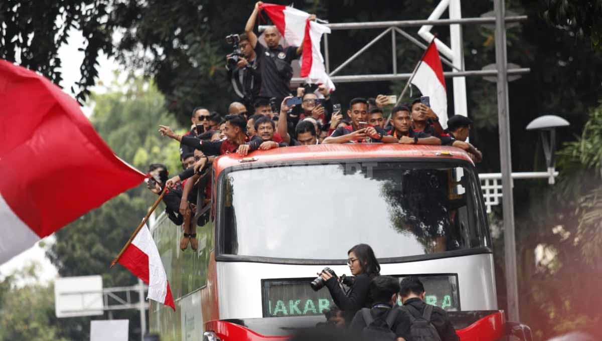 Sejumlah supporter bersiap menyambut rombongan Timnas Indonesia U-22 di spot akhir arak-arakan, VIP Barat Stadion Utama GBK, Jakarta, Jumat (19/05/23).