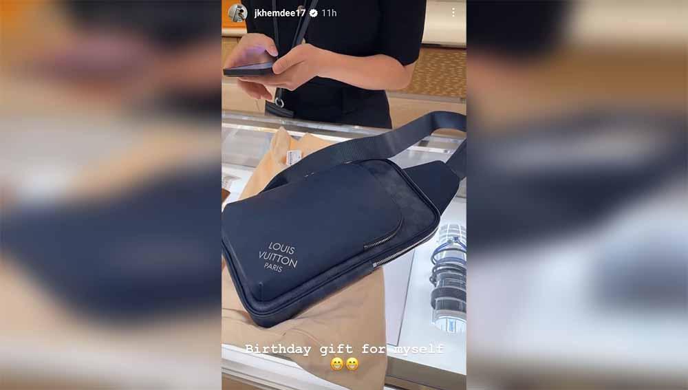 Pemain Thailand, Jonathan Khemdee, sudah tidak ngambek lagi dan bahkan Bek problematik itu hibur diri dengan belanja tas mewah usai SEA Games 2023. (Foto: Instastory@jkhemdee17)
