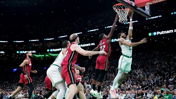 Berikut ini adalah link live streaming game 7 final Wilayah Timur Playoffs NBA 2023 antara Boston Celtics vs Miami Heat yang digelar hari ini, Selasa (30/05/23) pagi WIB. (Foto: Reuters/David Butler II-USA TODAY Sports) - INDOSPORT