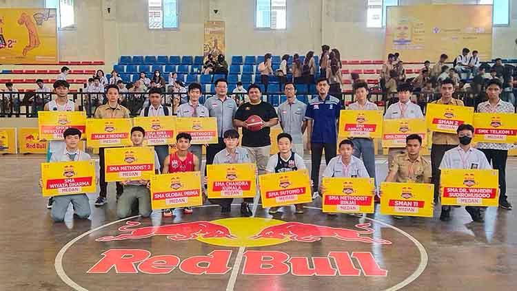 Foto bersama perwakilan peserta dengan Brand Manager Red Bull Indonesia, Johan Pasaribu, Sabtu (20/05/23). - INDOSPORT