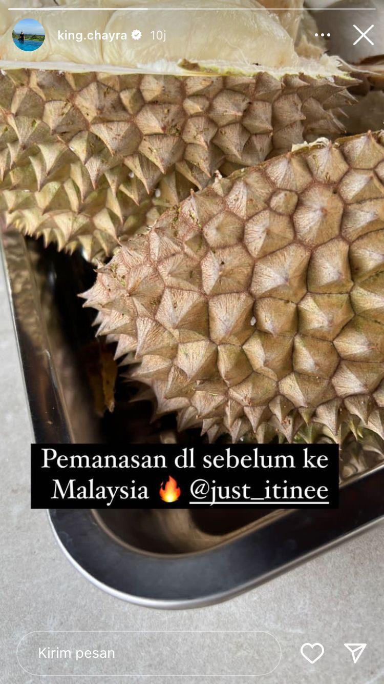 Mohammad Ahsan asyik jajan durian jelang Malaysia Masters 2023. Copyright: instagram @king.chayra