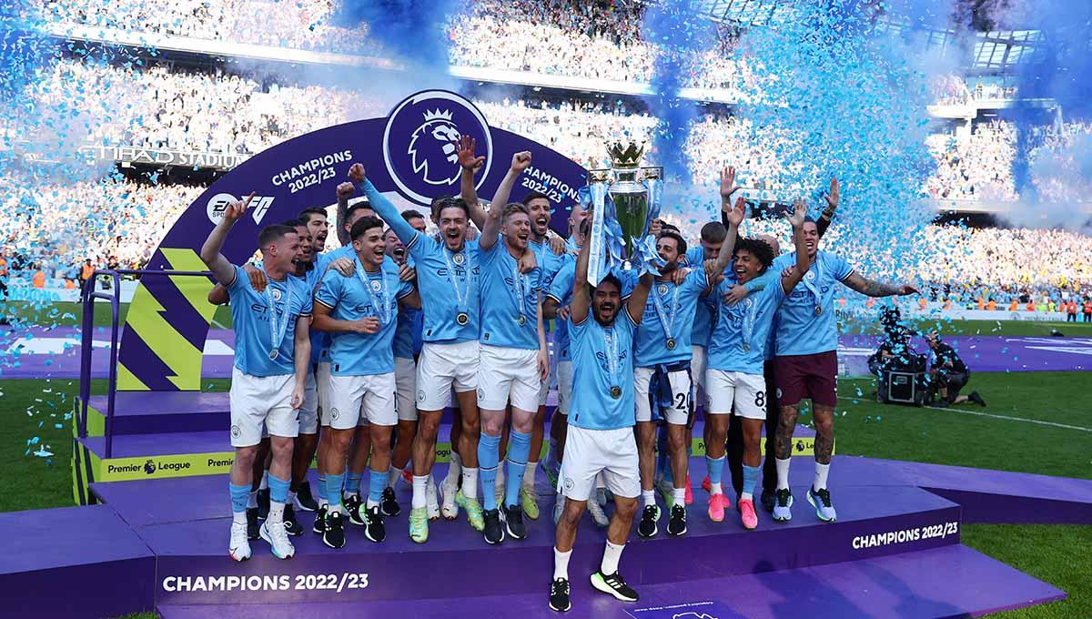 Momen para pemain Manchester City angkat trofi Liga Inggris 2022/2023. (Foto: REUTERS/Lee Smith)