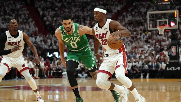Game 7 dari final playoffs NBA Wilayah Timur 2023 antara Boston Celtics vs Miami Heat akan digelar pada Selasa (30/05/23) pagi WIB ini. - INDOSPORT