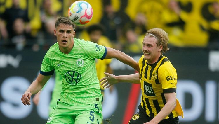 Bek muda Wolfsburg, Micky van de Ven, kala berduel dengan Julian Brandt di laga kontra Borussia Dortmund (07/05/23). (Foto: REUTERS/Leon Kuegeler)