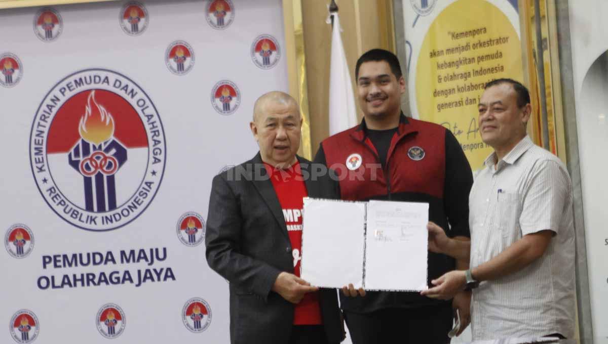 Acara kerjasama antara Kemenpora dengan Perbasi terkait penyelenggaraan FIBA World Cup 2023 yang dihadiri Menpora Dito Ariotedjo dan Ketum Perbasi Danny Kosasih di Media Center Kemenpora, Jakarta, Rabu (24/05/23).