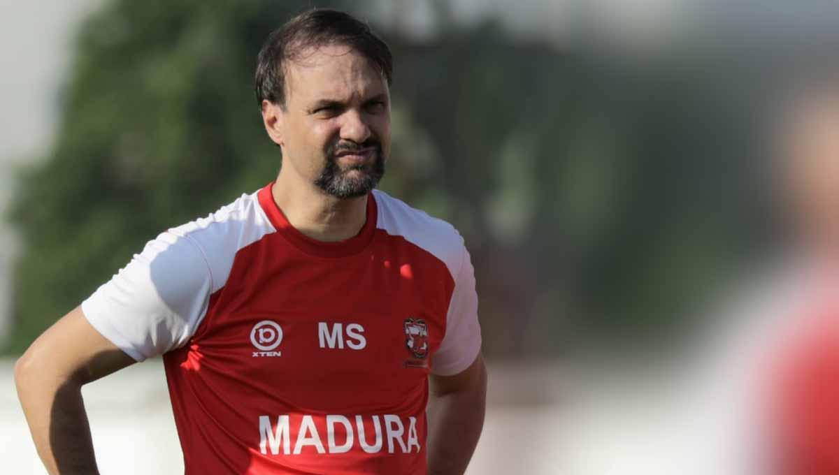 Pelatih Madura United, Maurucio Souza pimpin latihan tim.