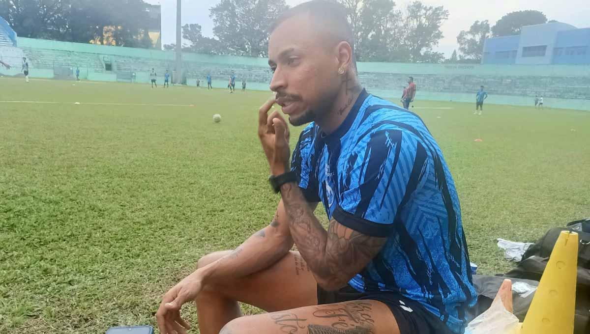 Striker anyar Arema FC, Gustavo Almeida turut prihatin atas Tragedi Kanjuruhan di acara gelar doa bersama dan perkenalan tim jelang Liga 1. - INDOSPORT