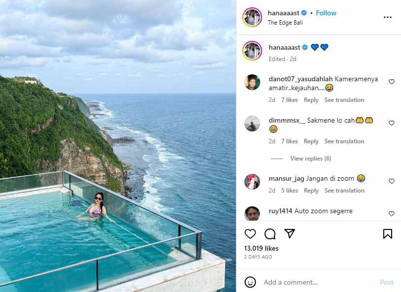 Selebgram Indonesia, Hana Hanifah, asyik berenang pakai bikini di Bali yang membuat netizen salah fokus dibuatnya. (Foto: Instagram@hanaaaast) Copyright: Instagram@hanaaaast