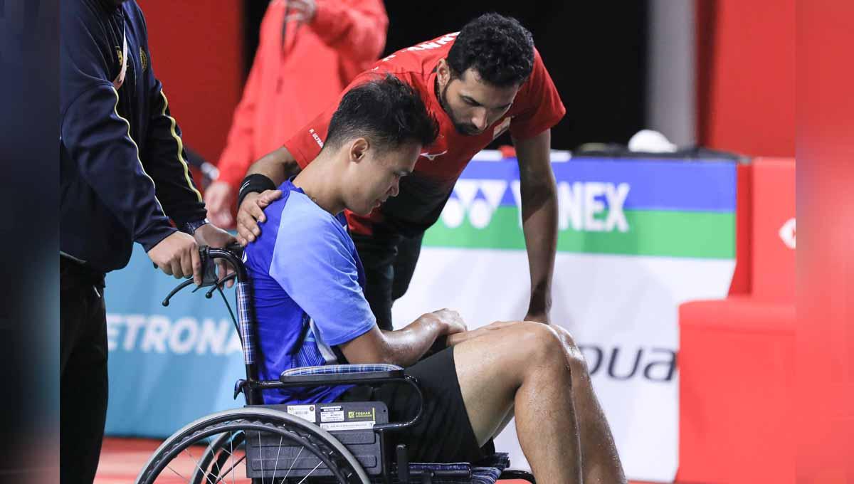 Pebulu tangkis tunggal putra Indonesia, Christian Adinata, mengalami cedera saat tampil di semifinal Malaysia Masters 2023. Foto: Humas PP PBSI.