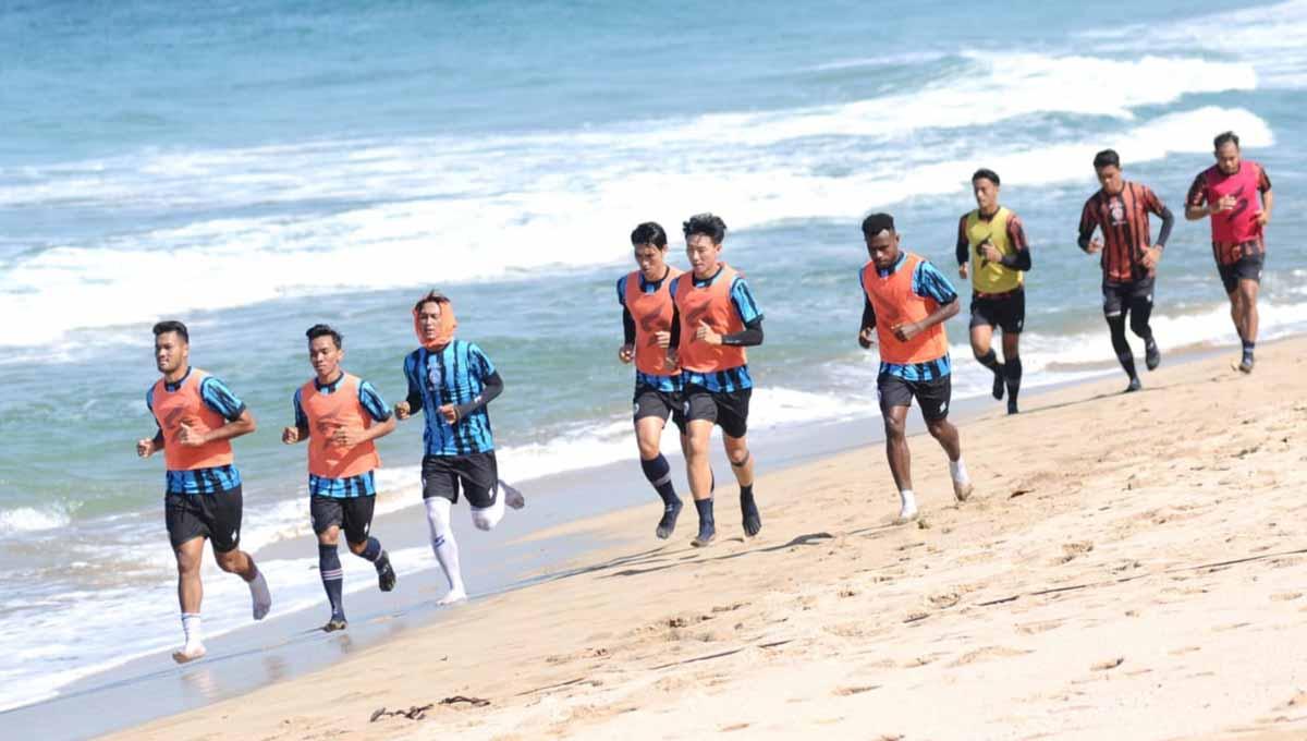 Arema FC membuktikan klaimnya untuk mendatangkan dua pemain usia muda untuk menambah kedalaman skuat pada kompetisi Liga 1 2023/2024. - INDOSPORT