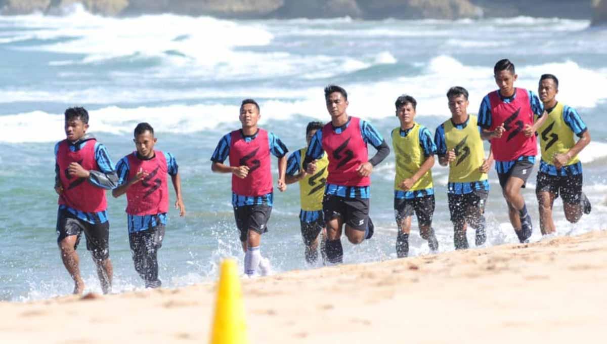 Arema FC gelar tradisi rutin latihan di pantai. - INDOSPORT