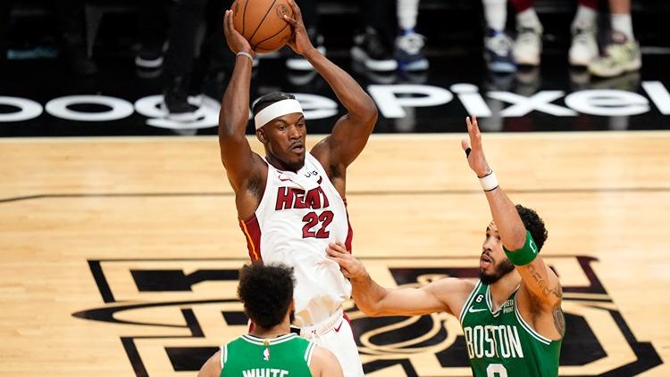 Laga gim 6 Final Wilayah Timur NBA, Minggu (28/05/23), sajikan buzzer beater Derrick White buat Boston Celtics paksa Miami Heat ke gim 7. - INDOSPORT