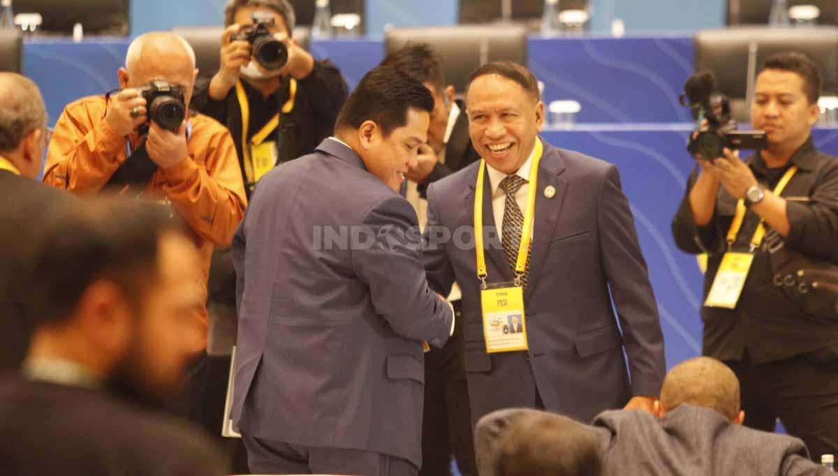 Waketum PSSI Zainudin Amali bersalaman dengan Ketum PSSI Erick Thohir pada Kongres Biasa PSSI 2023 di Hotel Incontinental, Jakarta, Minggu (28/05/23).