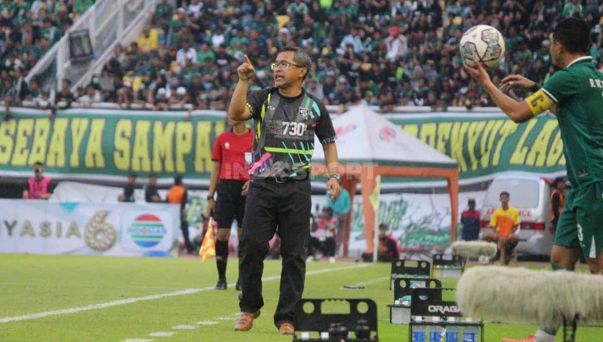 Aji Santoso memberikan instruksi ke pemain Persebaya di Liga 1 dari pinggir lapangan. (Foto: Fitra Herdian/INDOSPORT)