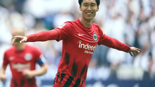 Selebrasi pemain Eintracht Frankfurt, Daichi Kamada usai mencetak gol. (Foto: REUTERS/Thilo Schmuelgen)