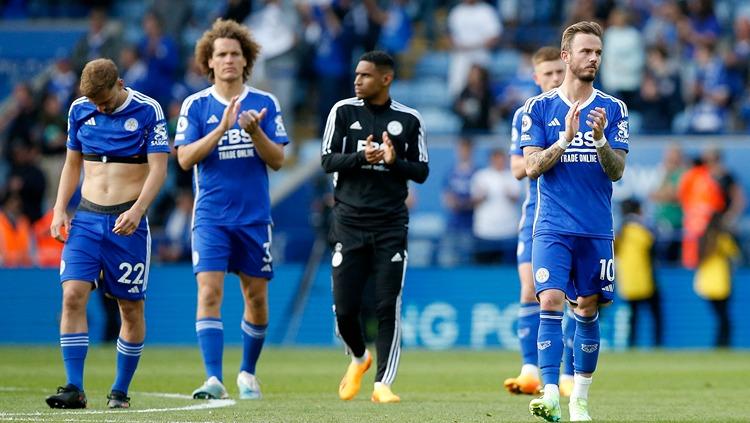 Ekspresi kecewa James Maddison dan para pemain Leicester City usai terdegradasi (28/05/23). (Foto: Reuters/Craig Brough) - INDOSPORT