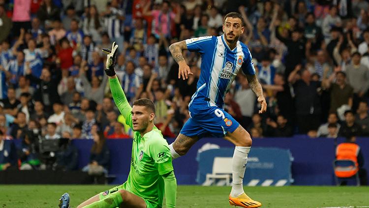 Penyerang Espanyol, Joselu, saat mencetak gol ke gawang Atletico Madrid di Liga Spanyol.