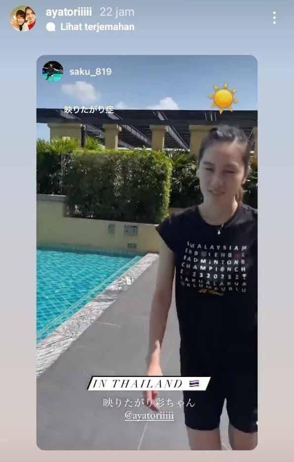 Kepanasan di Thailand Open 2023, potret Aya Ohori ngadem di kolam. (Foto: Instastory@ayatoriiiii) Copyright: Instastory@ayatoriiiii