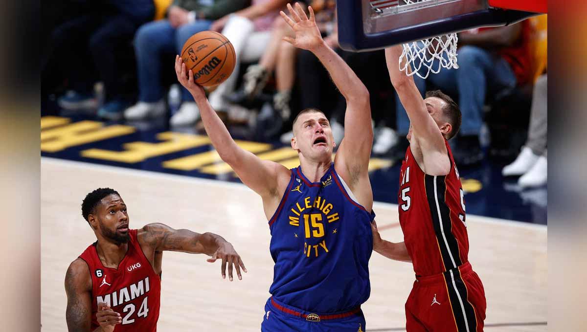 Hasil gim 1 Final NBA, Jumat (02/06/23), sajikan Nikola Jokic yang membantu Denver Nuggets meremukkan Miami Heat. - INDOSPORT