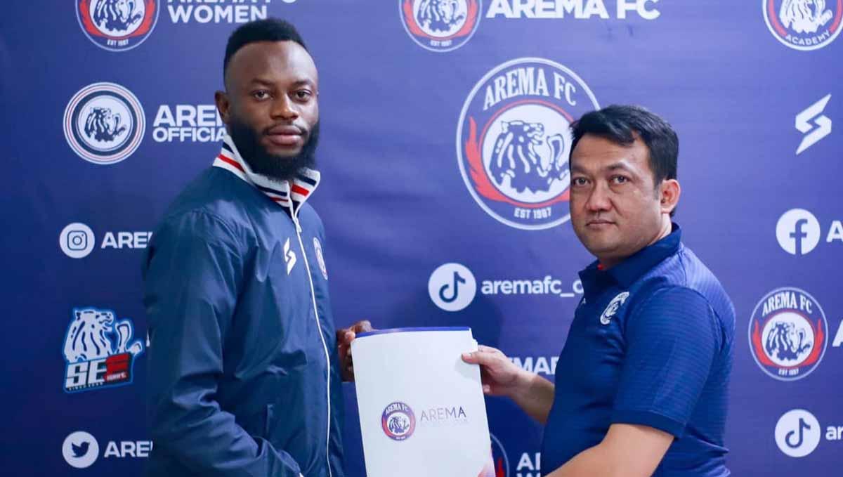 Manajer Arema FC, Wiebie Dwi Andriyas dan Charles Lokoli Ngoy. (Foto: MO Arema FC)