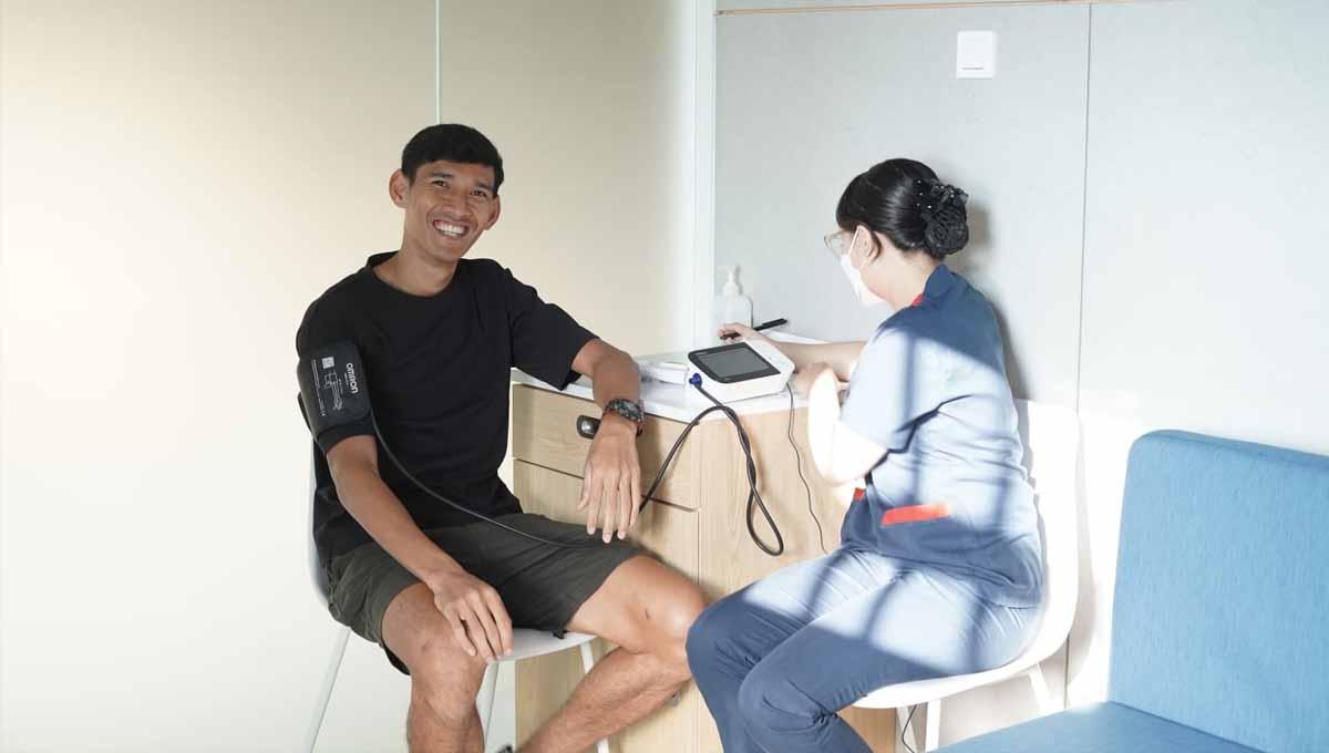 Pemain Persib Bandung, Ryan Kurnia, menjalani tes kesehatan jelang latihan bersama untuk persiapan Liga 1 2023-2024. (Foto: Media officer Persib) - INDOSPORT