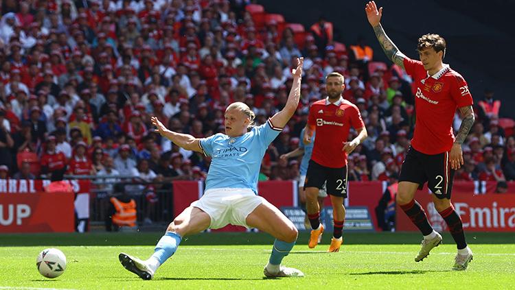 Erling Haaland coba menjangkau bola tetapi ada isyarat offside dari Victor Lindelof di final Piala FA 2022-2023.