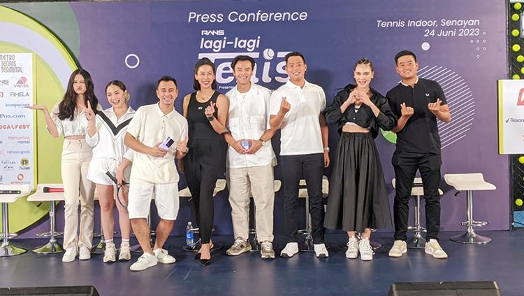Raffi Ahmad sedang melakukan konferensi pers jelang acara Lagi-Lagi Tenis.