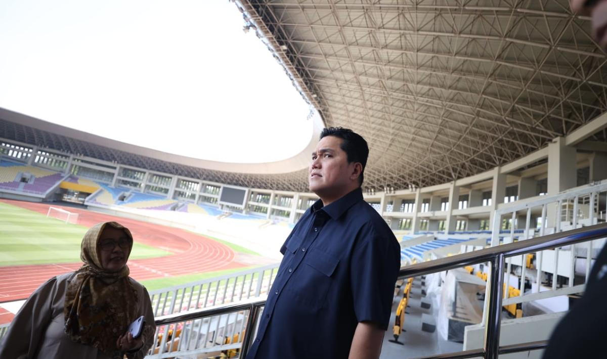 Ketum PSSI Erick Thohir saat sesi jumpa pers di stadion Manahan Solo, Minggu (04/06/23). PSSI memutuskan akan menggunakan stadion Manahan sebagai venue Kualifikasi Piala Asia U-23.