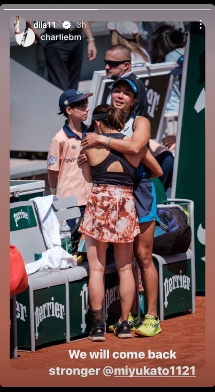 Aldila Sutjiadi menghiibur pasangan mainnya, Miyu Kato usai didiskualifikasi dari French Open 2023 (Roland Garros). Copyright: Sumeber Instagram @dilla11