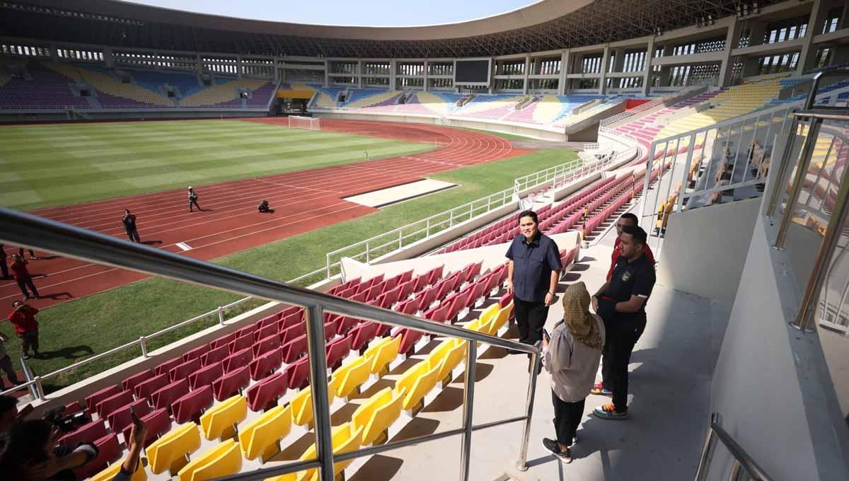 Ketum PSSI Erick Thohir saat sesi jumpa pers di stadion Manahan Solo, Minggu (04/06/23). PSSI memutuskan akan menggunakan stadion Manahan sebagai venue Kualifikasi Piala Asia U-23. - INDOSPORT
