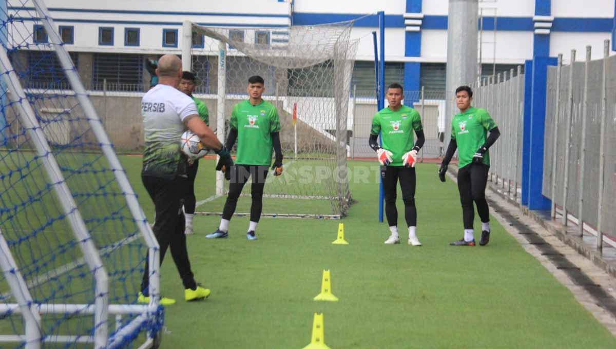 Pelatih kiper Persib, Luizinho Passos, memberikan arahan kepada pemainnya.