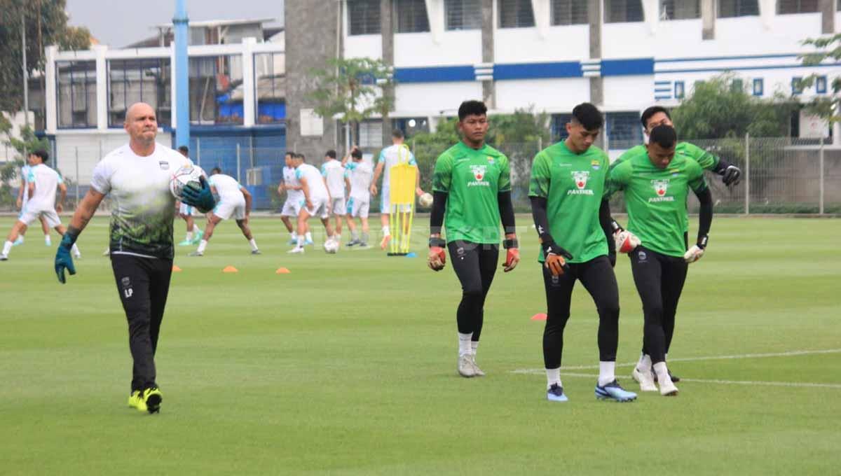 Pelatih kiper Persib, Luizinho Passos, memberikan arahan kepada pemainnya.