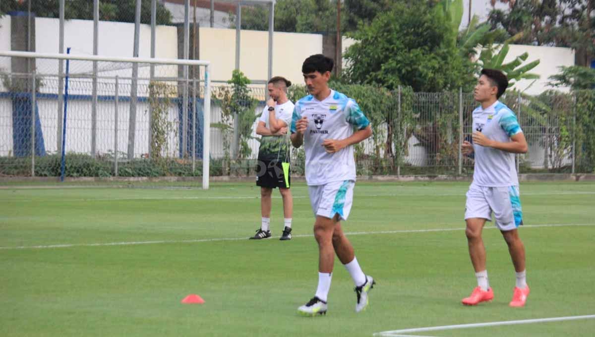 Pemain anyar Persib, Ryan Kurnia saat berlatih di Stadion Persib, Jalan Ahmad Dhani, Kota Bandung, Senin (05/06/23).