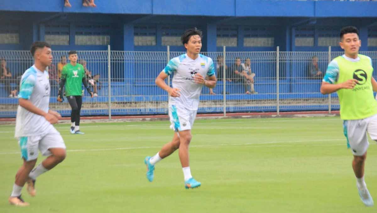 Pemain anyar Persib, Edo Febriansyah (tengah) saat berlatih di Stadion Persib, Jalan Ahmad Dhani, Kota Bandung, Senin (05/06/23).