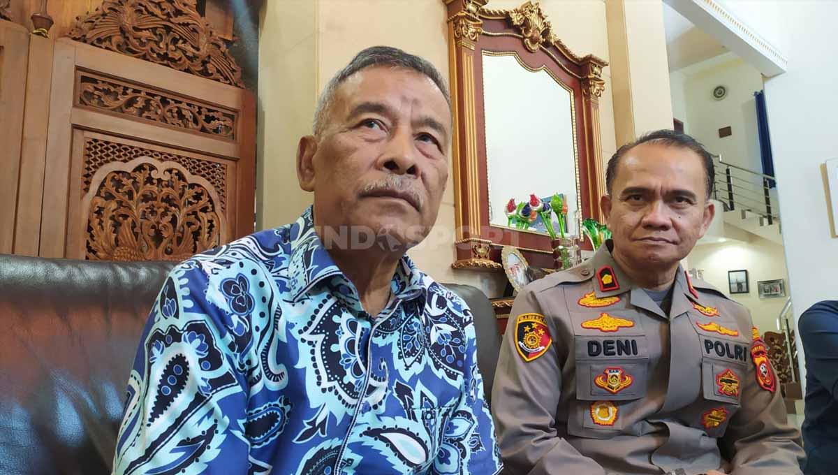 Komisaris PT Persib Bandung Bermartabat (PBB), Umuh Muchtar (kiri), saat ditemui di kediamannya di Kota Bandung, Kamis (08/06/23). - INDOSPORT