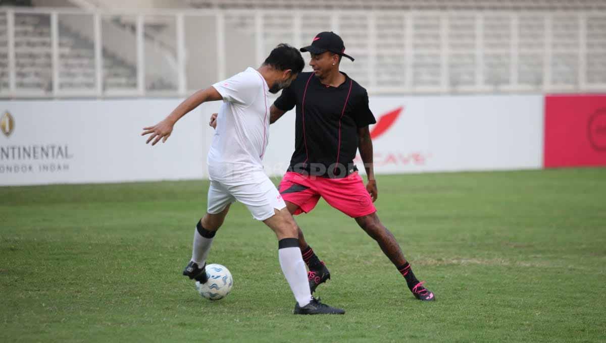 Jesse Lingard saat menghadiri sesi coaching clinic yang digelar oleh salah satu produsen sepatu lokal di stadion Madya Senayan, Sabtu (10/06/23).