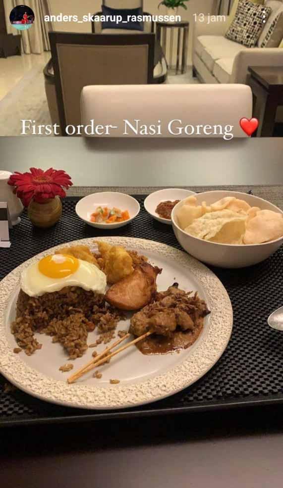 Pebulutangkis Denmark, Anders Skaarup Rasmussen, mencoba kuliner Indonesia, nasi goreng. (Foto: Instastory@anders_skaarup_rasmussen) Copyright: Instastory@anders_skaarup_rasmussen