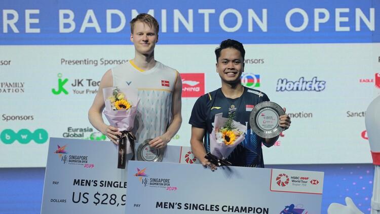 Anthony Sinisuka Ginting (kanan) dan Anders Antonsen (kiri) di podium juara Singapore Open 2023 (Foto: PBSI)
