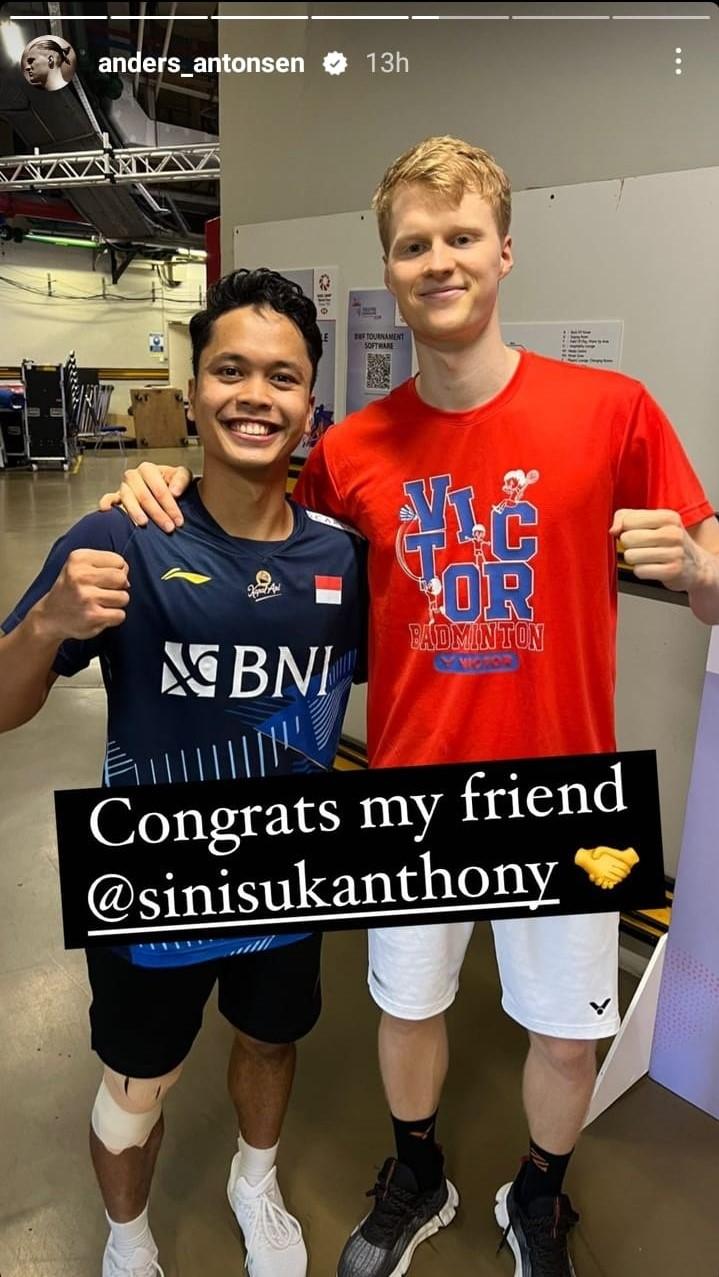 Anders Antonsen beri selamat untuk Anthony Ginting usai juara Singapore Open 2023. Copyright: Instagram @anders_antonsen