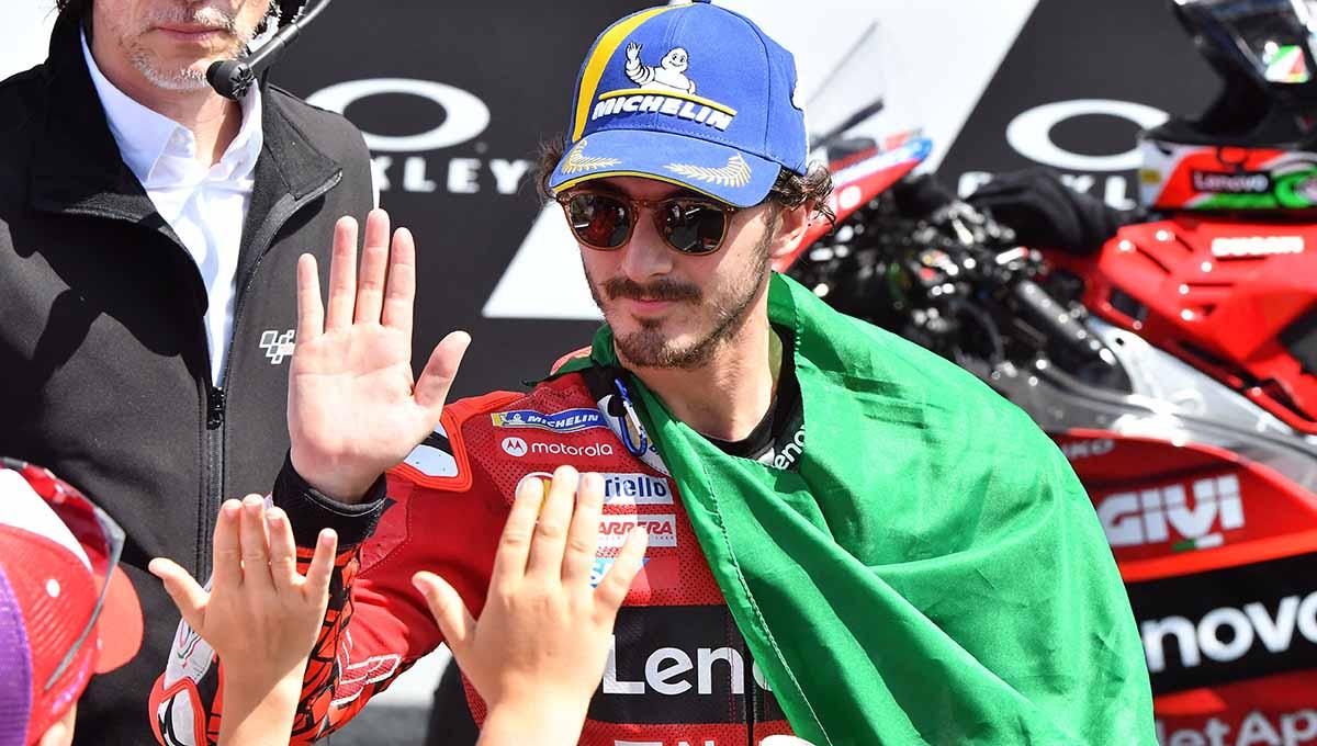 Francesco Bagnaia dari Tim Lenovo Ducati merayakan kemenangannya usai balapan motoGP di Sirkuit Mugello, Scarperia e San Piero, Italia, (11/06/23). (Foto: REUTERS/Jennifer Lorenzini)