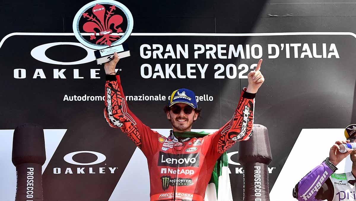 Francesco Bagnaia dari Tim Lenovo Ducati merayakan kemenangannya usai balapan motoGP di Sirkuit Mugello, Scarperia e San Piero, Italia, (11/06/23). (Foto: REUTERS/Jennifer Lorenzini)