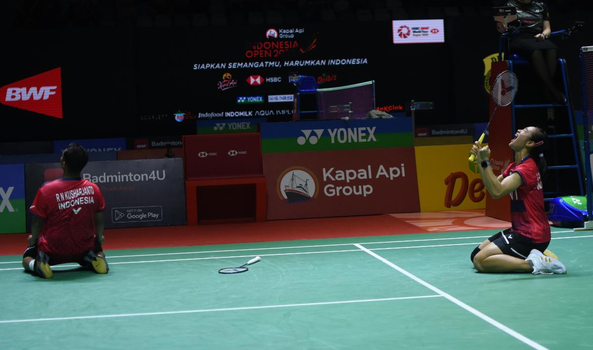 Ganda campuran Indonesia, Rehan Naufal Kusharjanto/Lisa Ayu Kusumawati berhasil mengalahkan pasangan Malaysia, Goh Soon Huat/Lai Shevon Jemie pada babak pertama Indonesia Open 2023 di Istora Senayan, Selasa (13/06/23). Foto: Herry Ibrahim/INDOSPORT