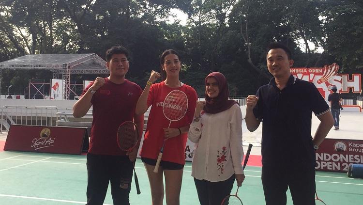 Anya Geraldine turut memeriahkan Indonesia Open dengan bermain bulutangkis dengan penonton di Istora Senayan.