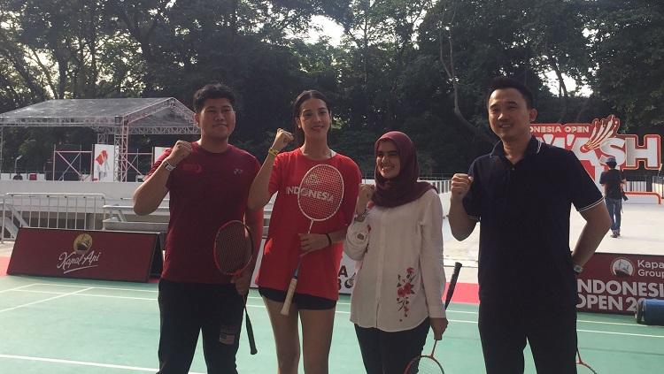 Anya Geraldine turut memeriahkan Indonesia Open dengan bermain bulutangkis dengan penonton di Istora Senayan. - INDOSPORT