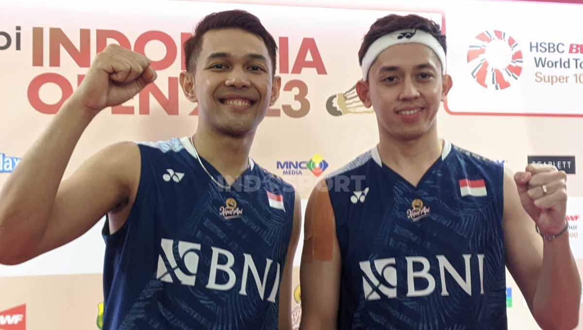 Fajar Alfian (kiri) menuai sorotan warganet usai mengunggah foto dengan Melati Daeva Oktavianti di acara resepsi pernikahan Kevin Sanjaya Sukamuljo dan Valencia Tanoe.